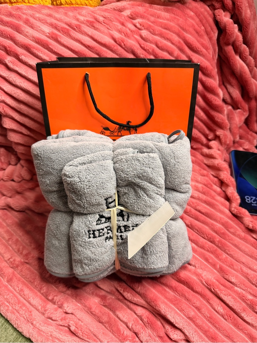 Set of grey towels